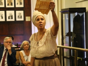 Soraia Arnoni interpretando Esperança Garcia