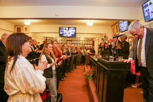 José Roberto Batochio (à direita) agradece a homenagem no Plenário Histórico (foto de Bruno Mirandella)