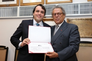 Roberto Maynard Frank recebe o certificado de membro honorário pelas mãos de Técio Lins e Silva