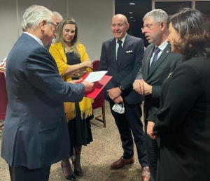 Sydney Sanches (à dir.) entrega Láurea de Agradecimento ao ministro Edson Fachin (à esq.)
