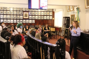 Leila Pose Sanches (primeira à direita)