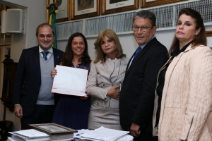 Da esq. para a dir., Alexandre França Bastos, Isabela Pimentel de Barros, Rita Cortez, Antonio Laért Vieira Junior e Adriana Brasil Guimarães