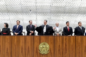 Da esq. para a dir., Raquel Dodge, Rodrigo Maia, Dias Toffoli, João Otávio de Noronha, Ibaneis Rocha, Sergio Moro e Felipe Santa Cruz