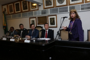 Da esq. para a dir., João Manoel de Lima Junior, Alexandre Couto Silva, Gustavo Coelho, Carlos Nelson Konder e, na tribuna, Rita Cortez