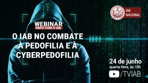 Descrição do cartaz: Cartaz de fundo preto, com letras esverdeadas com transparência, imitando linguagem de programação. Centralizada, a silhueta de um capuz em tom azulado, de forma que não conseguimos identificar a pessoa que habita a vestimenta. As informações do cartaz estão em letras brancas.