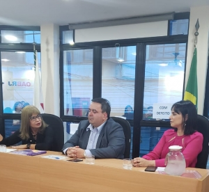 Da esq. para a dir., Rita Cortez, Rodrigo Cunha e Clarissa Azevedo