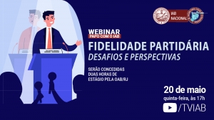 No topo, à direita, a logomarca do Instituto dos Advogados Brasileiros com o selo da campanha 'Vacina para todos é prioridade. À esquerda, fundo azul claro com a ilustração de dois momentos de um político discursando em um palanque. No primeiro, com a imagem esmaecida, ele aparece com o terno vermelho. No segundo momento, em primeiro plano, ele usa um terno azul, indicando que tenha mudado sua filiação partidária. Há silhuetas de repórteres com microfones na cor azul escura. No centro, com fundo na cor azul escura,  o título do evento e informações sobre as horas de estágio. Na parte de baixo, à direita, informações sobre data e hora de realização do evento