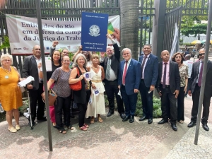 Manifestação em frente ao Tribunal Regional do Trabalho da 1ª Região, no Rio de Janeiro