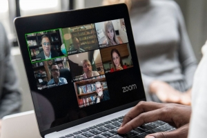 No alto (da esq. para a dir.), Jorge Folena, Sergio Muylaert e Rita Cortez; no centro (da esq. para a dir.), Miguel Calderón Fernandez, Sydney Sanches e Leila Pose Sanches; na parte de baixo, Francisco Carlos Teixeira da Silva