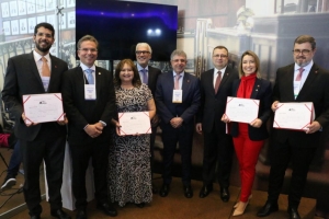 Da esq. para a dir., Shaymmon Emanoel Rodrigues de Moura Sousa, Daniel Blume, Maria Dionne de Araújo Felipe, Carlos Eduardo Machado, Sydney Limeira Sanches, Fabrizio Bon Vecchio, Rejane da Silva Sanchez e David Soares da Costa Júnior