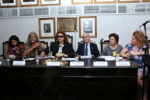 Da esq. para a dir., Lilia Paiva, Indianare Siqueira, Deborah Prates, Adilson Rodrigues Pires, Amiel Vieira e Letícia Furtado