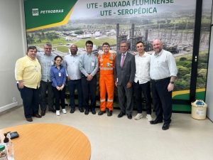 Da esq. para a dir., Bernardo Gicquel, José Enrique Reinoso, Patrícia Sampaio, Andreu Wilson, Luís Fernando Priolli, Elizeu Mozer (gerente de Operações da Petrobras), João Theotoniode Almeida, Felipe Mendes de Almeida (engenheiro da Petrobras) e Ilan Schartzman